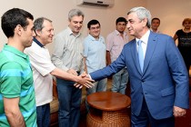Serzh Sargsyan meets Armenian men’s and women’s chess teams 