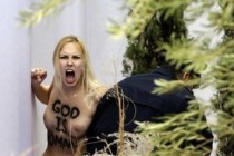 Активистка Femen разделась на площади Святого Петра в Ватикане