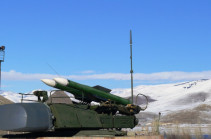 Младшие специалисты зенитно-ракетных подразделений российской военной базы в Армении готовятся заступить на боевое дежурство