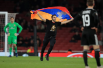 Armenian fan with Artsakh flag invades the pitch during Arsenal vs Azerbaijani “Qarabag” match