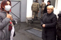 Семьи без вести пропавших военнослужащих собрались перед воинской частью Эчмиадзина