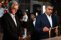 Серж Саргсян и Артур Ванецян зажгли свечи в храме Гюмри «Семь ран» и вознесли молитву за мир в Армении и Арцахе
