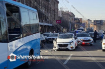 «Երևան մոլ»-ի մոտ բախվել են 47 համարի միկրոավտոբուսն ու մարդատար 2 մեքենա. 4 վիրավոր հոսպիտալացվել է