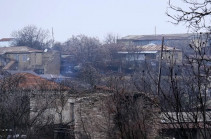 В результате обстрелов в Карабахе ранен мирный житель, Азербайджан стянул тяжелую технику к селу Храморт