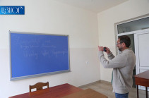 Студенты ЕГУ покинули аудиторию, оставив на доске запись «Проснись, лао!», «Армения без Никола!»