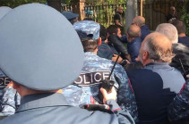 Полицейские силой вытеснили митингующих с проезжей части проспекта Баграмяна