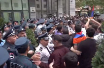 Митингующие прорвали кордон полицейских и установили флаг Арцаха перед зданием МИД Армении