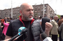 Армен Ашотян: С провокаторами, ломающими флаги, бьющими по машинам ничего не делают, а того, кто разделяет спорящих – задерживают