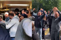 Водитель полицейского автобуса выпустил задержанных членов партии «Родина» (Видео)