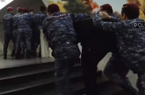 На станции метро «Еритасардакан» полицейские задерживают молодежь, применяя насилие (Видео)
