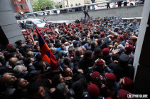 Оппозиция разблокировала здание МИД Армении и возвращается на площадь Франции