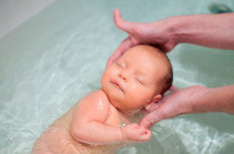 Նորածիններին լողացնելիս լոգանքի ջրում չի կարելի լցնել հականեխիչ միջոցներ