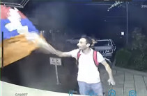 Молодой парень сорвал установленный на проспекте Комитаса флаг Арцаха (Видео)