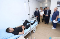 Должностные лица Франции посетили получающих лечение в результате агрессии Азербайджана пациентов