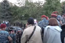 Полиция с применением грубой силы задержала родителей погибших воинов, протестовавших против визита Пашиняна