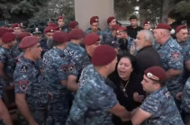 В полиции Армении проводится служебное расследование в связи с действиями полицейских в военном пантеоне «Ераблур»