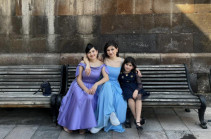 Վարչապետի տիկինը դուստրերի՝ երեկոյան զգեստներով լուսանկար է հրապարակել