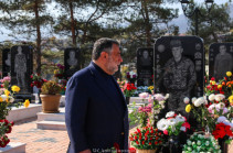 Ռուբեն Վարդանյանը Ստեփանակերտի զինվորական պանթեոնում հարգանքի տուրք է մատուցել 44-օրյա պատերազմի հերոսների հիշատակին
