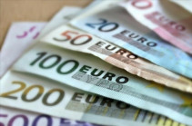 Евро покупается в армянских банках по курсу 407 драмов, продается по курсу – 424 драма