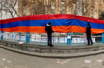 На ограде офиса ООН в Армении вывешен 22-метровый флаг Республики Арцах