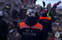 Российские спасатели при разборе завалов в Турции обнаружили кастрюлю со $100 тыс