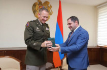 Сурен Папикян наградил военного атташе США в Армении