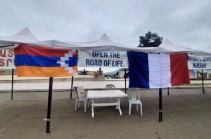 На площади Возрождения в Степанакерте установлен флаг Франции