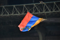 Հայաստան-Խորվաթիա ֆուտբոլային հանդիպման ժամանակ մարզադաշտում հայտնվեց Արցախի դրոշը և մի քանի րոպե ծածանվեց ֆուտբոլիստների ու ֆուտբոլասերների գլխավերևում (Տեսանյութ)
