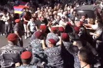 Полиция начала применять силу в отношении мирных демонстрантов (Видео)