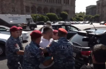 Полиция начала задерживать граждан на площади Республики (Видео)