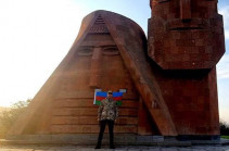 Արցախի «Տատիկ- Պապիկ» հուշարձանի մոտ նկարված ադրբեջանցի պաշտոնյային ազատել են աշխատանքից