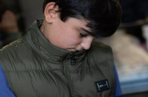 Արցախից տեղահանված 13-ամյա Ռոբերտը տնից վերջին անգամ դուրս գալիս հասցրել է փոքրիկ տարայի մեջ լցնել իր բակի հողը ու բերել Հայաստան․ Լուսանկարներ