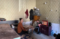 «Если сдали, тогда с самого начала сказали бы нам уйти»: Мать четверых детей, вынужденная переселенка из Нагорного Карабаха, находится в полуразрушенной комнате библиотеки Масиса