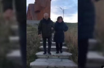Оставшийся в Арцахе Саргис Галстян прогулялся с женой возле памятника «Дед и баба»