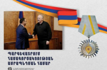 Ваге Казарян наградил Стивена Шнайдера медалью «За укрепление сотрудничества»