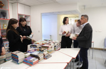 Работники ЗАО «Газпром Армения» подарили более 500 книг Русскому дому в Армении. Фото