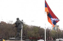 Государственный флаг Арцаха продолжит развеваться в центре Еревана