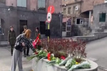 Граждане с утра несут цветы и свечи к посольству РФ в Армении
