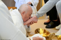 Папа Римский Франциск омыл ноги 12 женщин-заключенных: Фото