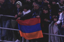 Հենրիխ Մխիթարյանն «Էմպոլի»-ի հետ խաղից հետո իր խաղաշապիկը նվիրել է հայ երկրպագուին
