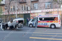 Երևանում բախվել են «Volkswagen Vento»-ն ու «Changan»-ը. «Volkswagen»-ը գլխիվայր շրջվել է