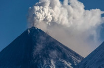 В Индонезии из-за мощного извержения вулкана эвакуировали более 2100 человек