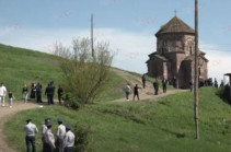 Ոստիկանները Ոսկեպարում բնակիչներին թույլ տվեցին մտնել եկեղեցի՝ պայմանով, որ չպետք է տեսալուսանկարահանեն