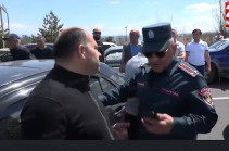 Граждане перекрыли автодорогу Ереван-Севан (Видео)