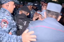 Ինչպես են ոստիկանները ցրում Տավուշից հողերի հանձնման դեմ բողոքողների ցույցը (լուսանկարներ)