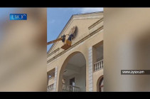 Ադրբեջանցիներն Արցախի կառավարության շենքի վրայից հեռացնում են զինանշանն ու հայկական անվանումը (Տեսանյութ)