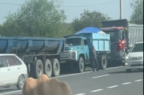 Երևան-Սևան մայրուղում պարեկները կանգնեցնում են բոլոր բեռնատարները` արգելելով գալ Երևան (Տեսանյութ)