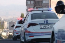 На дороге Аштарак-Ереван патрульные останавливают все грузовики, приезжающие в столицу, и не дают многим продолжить путь
