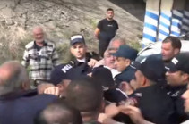Задержанного применением силы депутата Артура Хачатряна доставили в Разданский отдел полиции