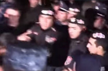 В Киранце напряженная ситуация – произошла потасовка демонстрантов с силовиками
